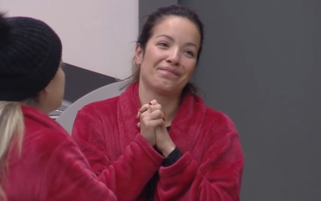 Imagem de Renata Dominguez na cozinha do Power Couple Brasil 5