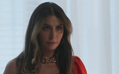 Atriz Giovanna Antonelli olha para frente com cara de série em Quanto Mais Vida, Melhor!