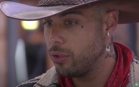 O participante de A Fazenda 13 Gui Araujo na cozinha do reality da Record
