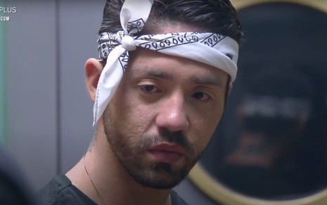 O participante de A Fazenda 13 Rico Melquiades no reality da Record em que aparenta estar triste