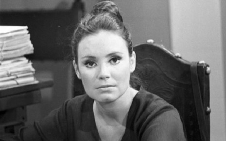 A atriz Regina Duarte com expressão séria em cena da novela Carinhoso, exibida pela Globo em 1973