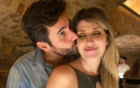 Imagem de Richard Neumann (à esq.) beijando o rosto de Dani Calabresa