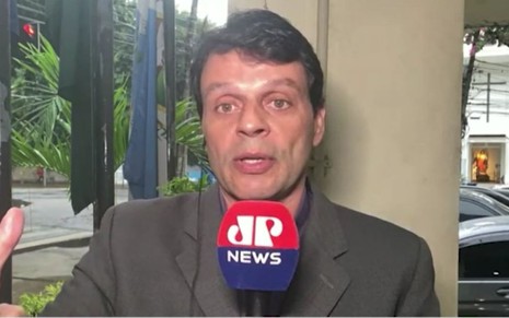 Rodrigo Viga com o microfone da Jovem Pan News