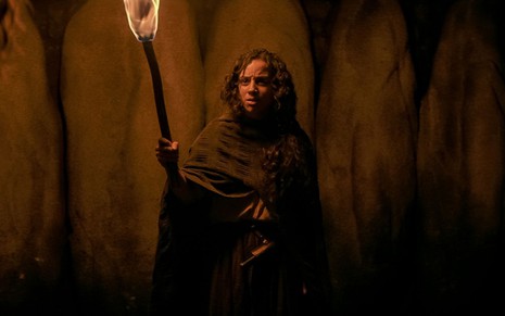 Kiana Madeira segura uma tocha em cena do filme Rua do Medo: 1666 - Parte 3