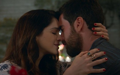 Micaela (Sabrina Petraglia) e Bruno (Marcos Pitombo) com as testas encostadas em cena de Salve-se Quem Puder