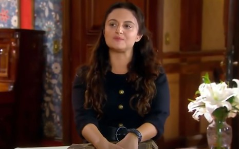 Carla Fioroni grava cena com vestido preto e expressão falsa, como Matilde de Chiquititas