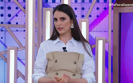 A apresentadora Chris Flores no Fofocalizando, do SBT, em 21 de agosto; ela entrevistou a mãe de Larissa Manoela