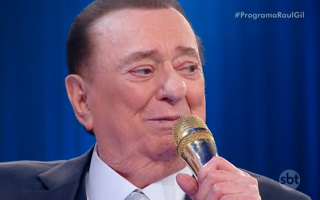 Raul Gil chora em seu programa no SBT