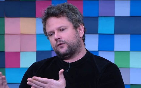 Selton Mello durante entrevista