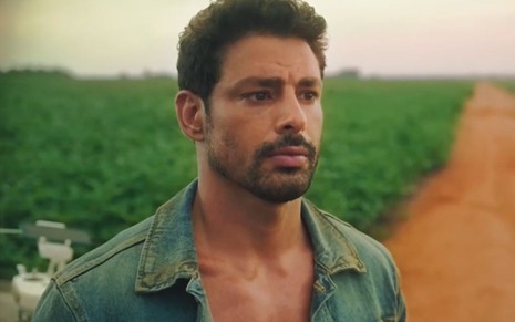 Cauã Reymond com expressão séria em cena da novela Terra e Paixão