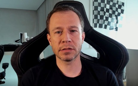 Tiago Leifert sentado em cadeira gamer em vídeo publicado no Instagram