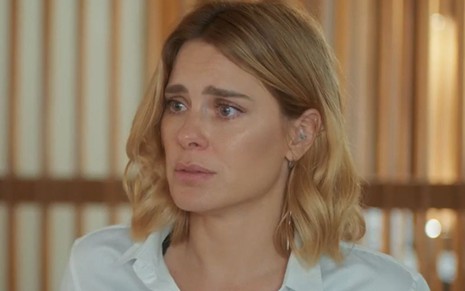 Carolina Dieckmann com expressão séria em cena como Lumiar na novela Vai na Fé