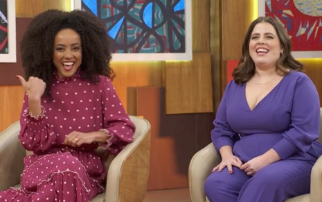 Valéria Almeida e Tati Machado no Encontro de terça-feira (11), sentadas nas cadeiras no estúdio, sorrindo
