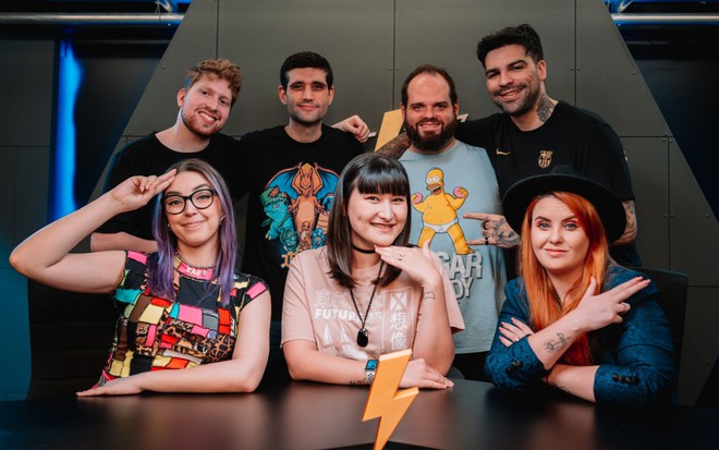 Jovens descolados e de cabelo colorido posam em cenário do canal Woohoo