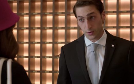 Yohan Levy em cena da série Emily em Paris, da Netflix