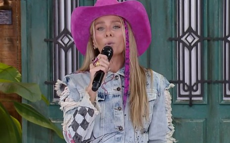 Adriane Galisteu apresentando A Fazenda 15