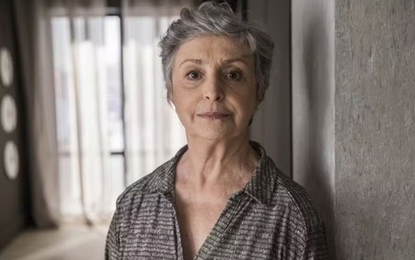 Ana Lucia Torre posando em frente a uma janela