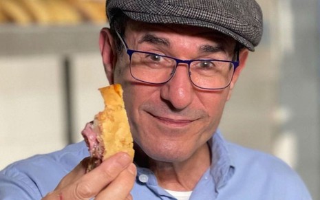 Arnaldo Duran segurando um pão em foto do Instagram