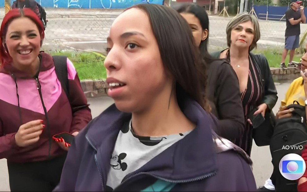 Mulher entrevistada durante o Bom Dia São Paulo desta quinta (2), com expressão séria, do lado de fora de estação de trem