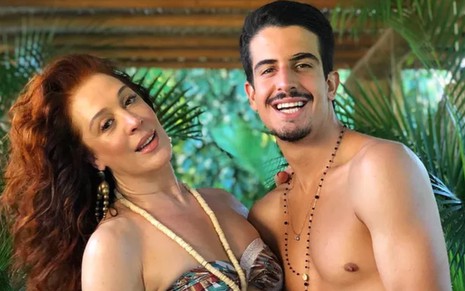 Claudia Raia e Enzo Celulari estão abraçados e sorridentes
