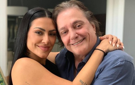 Cleo e Fábio Jr. estão abraçados e sorridentes