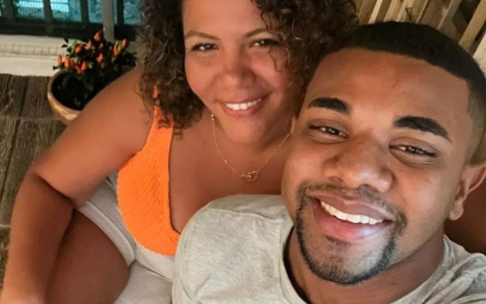 Mani Rego e Davi Brito estão sorrindo em foto publicada no Instagram