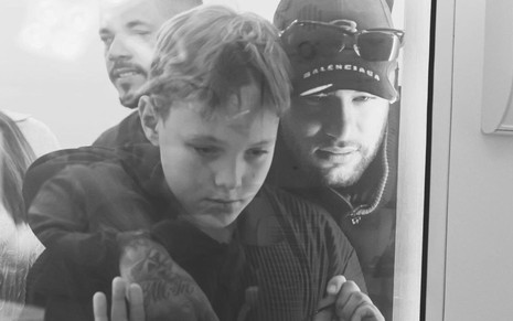 Davi Lucca com o pai, Neymar Jr, em maternidade