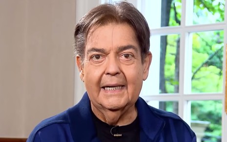 Fausto Silva olha para a câmera da Record no Domingo Espetacular