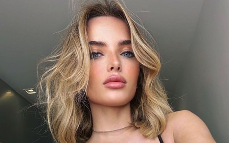 Giovanna Chaves com cabelos soltos e fazendo carão para a foto