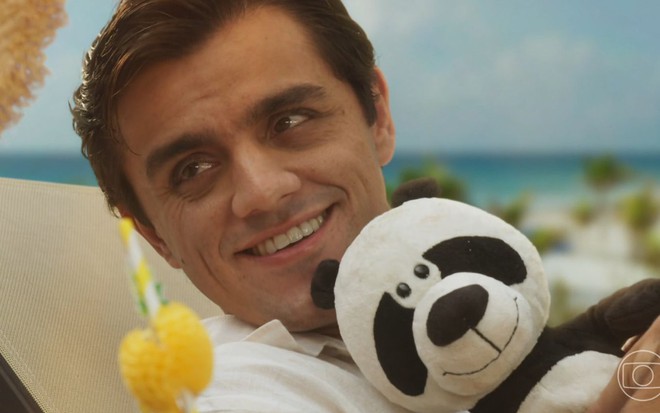 O ator Felipe Simas caracterizado como Heitor em cena de Fuzuê