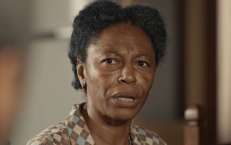 A atriz Edvana Carvalho está caracterizada como Inácia, mãe de santo que ela faz no remake de Renascer, da Globo