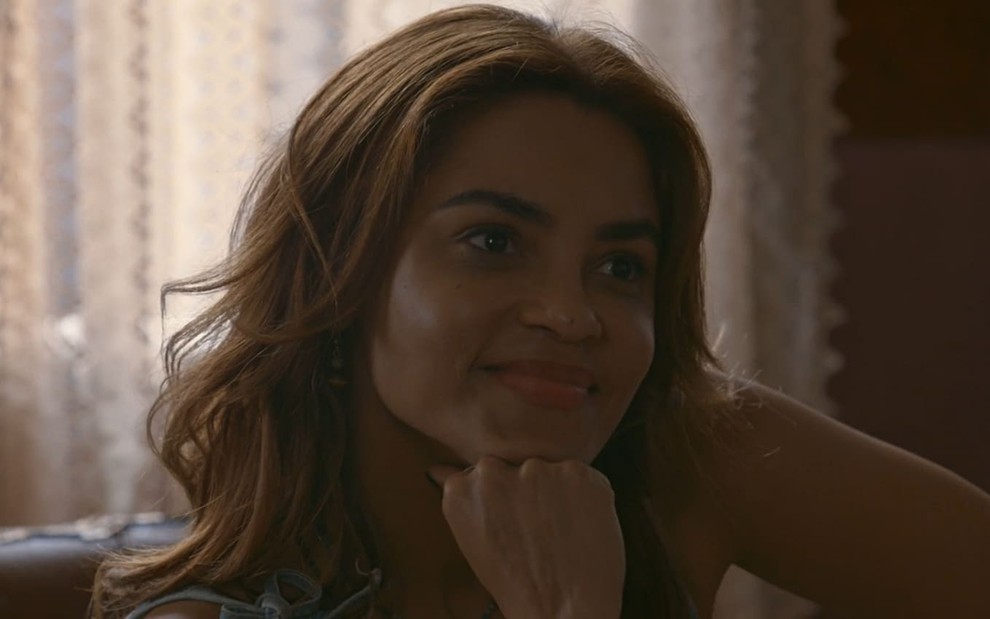 Lucy Alves caracterizada como Lilith; ela sorri em cena de Renascer