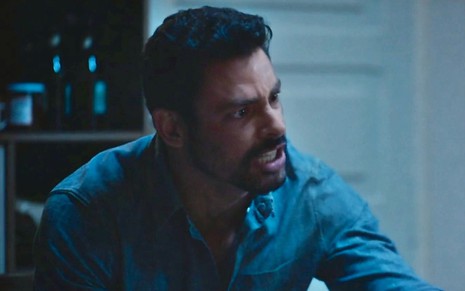 O ator Cauã Reymond está bravo em cena da novela Terra e Paixão, caracterizado como o mocinho Caio