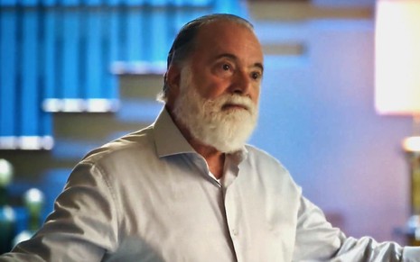 O ator Tony Ramos usa camisa clara e está bravo em cena da novela Terra e Paixão como Antônio