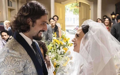 Daniel Rocha encara Tatá Werneck em cena de Terra e Paixão; eles estão num altar se casando como Natercinho e Anely