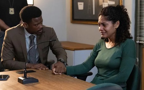 Maicon Rodrigues segura a mão de Barbara Reis em cena da novela Terra e Paixão, da Globo