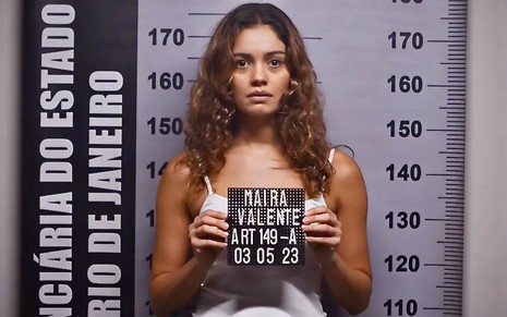 A atriz Sophie Charlotte está em cena de registro de prisão como Maíra na novela Todas as Flores