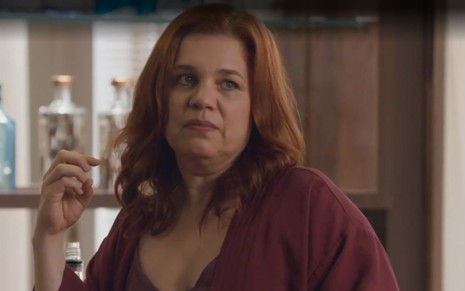 Em cena de Elas por Elas, Isabel Teixeira está com a expressão de indiferença