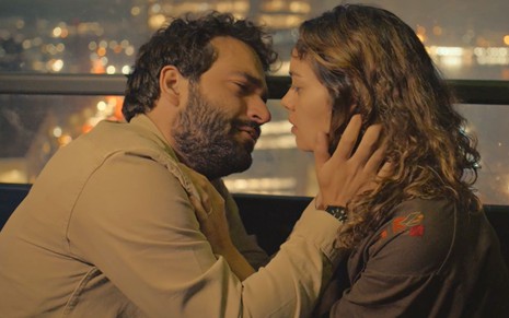 Rafael (Humberto Carrão) prestes a beijar Maíra (Sophie Charlotte) em cena da novela Todas as Flores