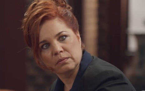 A atriz Isabel Teixeira com expressão séria em cena de Elas por Elas