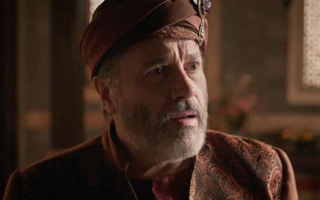Leonardo Medeiros com expressão séria na novela A Rainha da Pérsia
