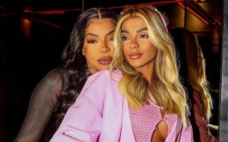 Ludmilla, de preto, abraçada com Brunna Gonçalves, que está com um vestido rosa