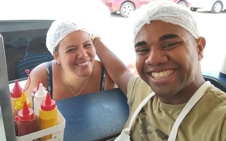 Mani Rego e Davi Brito na barraca de lanches em Salvador