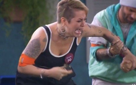 MC Mari grita ao descobrir que foi salva da berlinda em A Grande Conquista