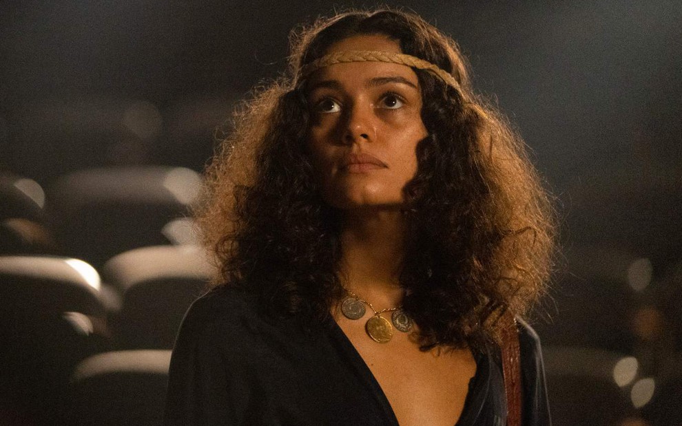 Sophie Charlotte caracterizada como Gal Costa no filme Meu Nome É Gal, em cenário de teatro, com faixinha na testa