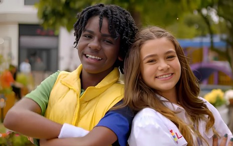 Miguel Ângelo, o Romeu, e Vittória Seixas, a Julieta, sorriem para a câmera em foto de divulgação de A Infância de Romeu e Julieta