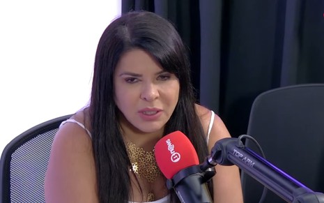 Mara Maravilha na frente de microfone vermelho
