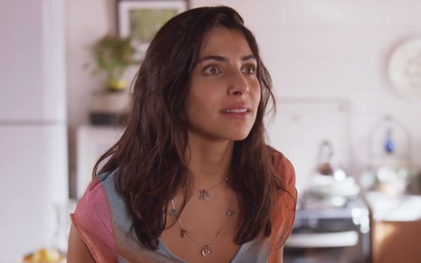 Rayssa Bratillieri com expressão séria em cena como Ísis na novela Elas por Elas