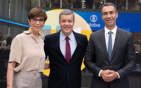 Renata Lo Prete, Roberto Kovalick e César Tralli estão abraçados e sorridentes
