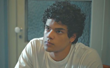Luiz Fortes com expressão séria em cena da novela Todas as Flores